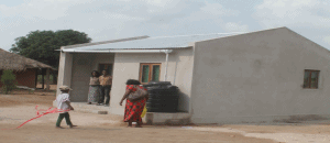 Gémeo órfão vulnerável beneficia-se de uma  casa construida pelo INAS no Centro de reassentamento 25 de Junho em Mopeia