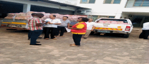 Empresários Chineses entregam bolachas para vítimas de centros de reassentamento em Quelimane Empresários Chineses entregam bolachas para vítimas de centros de reassentamento em Quelimane