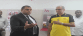 O Governador Abdul Razak visita balcão de Millennium Bim no Distrito de Namacurra.