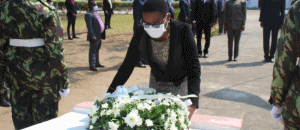 Secretária de Estado enaltece o prémio da figura do ano atribuido à Filipe Nyusi e sua contribuição no desenvolvimento da Paz no País. Secretária de Estado enaltece o prémio da figura do ano atribuido à Filipe Nyusi e sua contribuição no desenvolvimento da Paz no País.